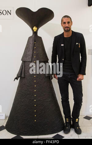 London, UK. 21 April 2016. Hugo Taylor with the sculpture Venetian Belle by Philip Jackson. Reality TV star Hugo Taylor, Made in Chelsea, opens the 21st Chelsea Art Fair on behalf of Rainbow Trust Children's Charity. A percentage of proceeds of some paintings will be donated to the Rainbow Trust. The fair runs until 24 April. Credit:  Vibrant Pictures/Alamy Live News Stock Photo