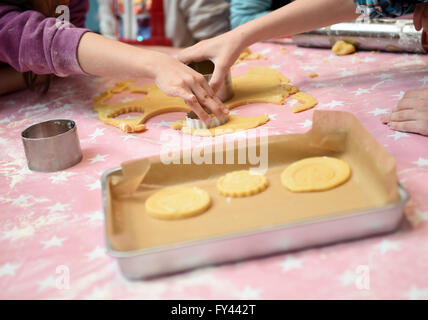 Berlin, Germany. 21st Apr, 2016. Children make cake in Berlin, Germany, 21 April 2016. The pastries are to be subsequently distributed to senior citizens. Photo: BRITTA PEDERSEN/dpa/Alamy Live News Stock Photo