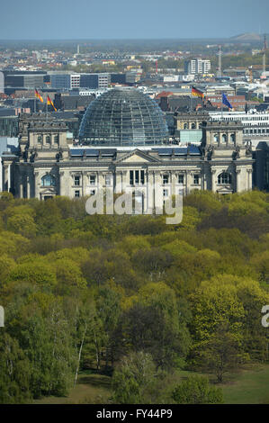 Berlin, Germany. 21st Apr, 2016. The green of the trees shine in the sun in the Government Quarter in Berlin, Germany, 21 April 2016. Photo: PAUL ZINKEN/dpa/Alamy Live News Stock Photo