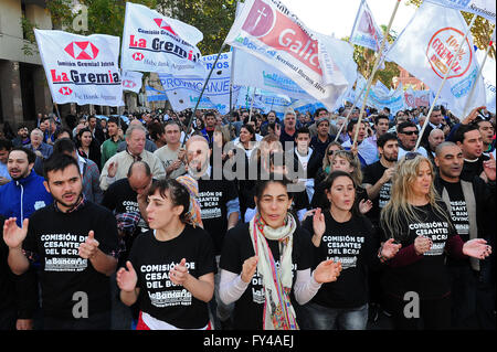 Buenos Aires, Argentina. 21st Apr, 2016. Bank employees hold flags during a march held in the first day of a 48-hour national bank strike convened by the Banking Association, in Buenos Aires city, Argentina, on April 21, 2016. Bank workers carried out a 48-hour national strike to demand a salary increase and for the reinstatement of the dismissed employees, according to local press. © Candelaria Lagos/TELAM/Xinhua/Alamy Live News Stock Photo