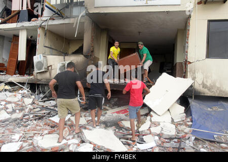 Portoviejo, Ecuador. 21st Apr, 2016. Members of a family recover the belongings of their house damaged by the earthquake in Portoviejo, Ecuador, on April 21, 2016. Ecuador's Prosecutor's Office said in its latest report that the death toll of the devastating earthquake has reached 577. At least 13 foreigners from various countries were among the dead. Credit:  Rong Hao/Xinhua/Alamy Live News Stock Photo