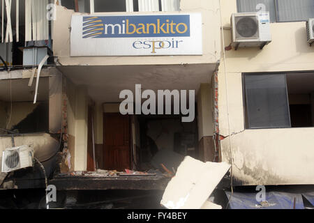 Portoviejo, Ecuador. 21st Apr, 2016. The house of a family damaged by the earthquake is seen in Portoviejo, Ecuador, on April 21, 2016. Ecuador's Prosecutor's Office said in its latest report that the death toll of the devastating earthquake has reached 577. At least 13 foreigners from various countries were among the dead. Credit:  Rong Hao/Xinhua/Alamy Live News Stock Photo