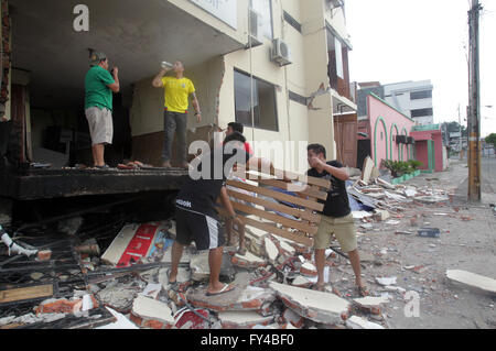 Portoviejo, Ecuador. 21st Apr, 2016. Members of a family recover the belongings of their house damaged by the earthquake in Portoviejo, Ecuador, on April 21, 2016. Ecuador's Prosecutor's Office said in its latest report that the death toll of the devastating earthquake has reached 577. At least 13 foreigners from various countries were among the dead. Credit:  Rong Hao/Xinhua/Alamy Live News Stock Photo