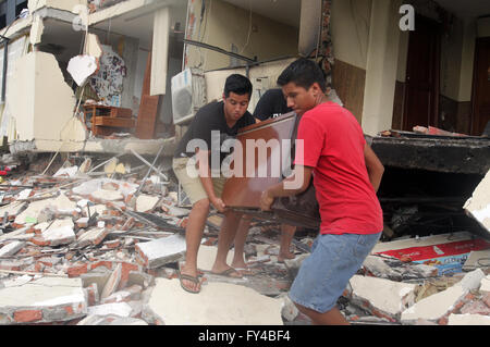 Portoviejo, Ecuador. 21st Apr, 2016. Members of a family recover the belongings of their house damaged by the earthquake in Portoviejo, Ecuador, on April 21, 2016. Ecuador's Prosecutor's Office said in its latest report that the death toll of the devastating earthquake has reached 577. At least 13 foreigners from various countries were among the dead. Credit:  Rong Hao/Xinhua/Alamy Live News Stock Photo