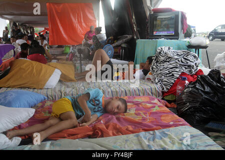 Portoviejo, Ecuador. 21st Apr, 2016. A child rests in a shelter installed after the earthquake at Tamarindos airport in Portoviejo, Ecuador, on April 21, 2016. Ecuador's Prosecutor's Office said in its latest report that the death toll of the devastating earthquake has reached 577. At least 13 foreigners from various countries were among the dead. (Xinhua/Rong Hao) Stock Photo