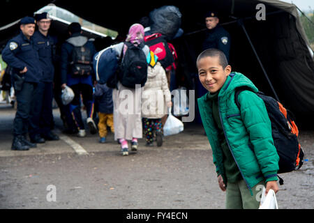 Refugees crossing the Serbo-Croatian border between Berkasovo (Serbia) and Bapska (Croatia) Stock Photo