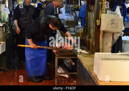 Cutting Tuna fish, fish market, Tokyo, Japan Stock Photo