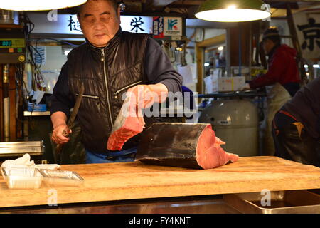 Cutting Tuna fish, fish market, Tokyo, Japan Stock Photo