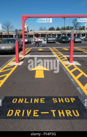 Weis Supermarket Parking Lot, Doylestown, PA, USA Stock Photo