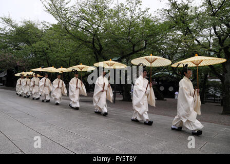 Tokyo, Japan. 21st Apr, 2016. Shinto priests enter the main shrine of the Yasukuni Shrine for a purufication ceremony of shrine's spring festival in Tokyo on Thursday, April 21, 2016. The controversial war shrine, where convicted war criminals are also enshrined along with Japan's war dead, is holding a three-day spring festival until April 23. © Yoshio Tsunoda/AFLO/Alamy Live News Stock Photo
