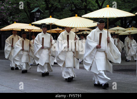 Tokyo, Japan. 21st Apr, 2016. Shinto priests enter the main shrine of the Yasukuni Shrine for a purufication ceremony of shrine's spring festival in Tokyo on Thursday, April 21, 2016. The controversial war shrine, where convicted war criminals are also enshrined along with Japan's war dead, is holding a three-day spring festival until April 23. © Yoshio Tsunoda/AFLO/Alamy Live News Stock Photo