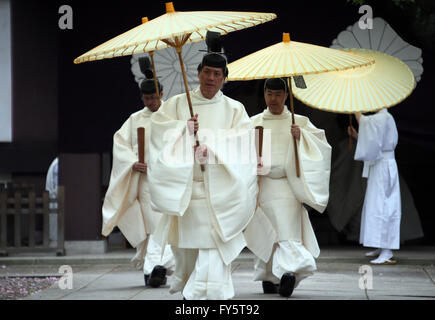 Tokyo, Japan. 21st Apr, 2016. Shinto priests hold their umbrellas to prepare for a purufication ceremony of the spting festival at the Yasukuni Shrine in Tokyo on Thursday, April 21, 2016. The controversial war shrine, where convicted war criminals are also enshrined along with Japan's war dead, is holding a three-day spring festival until April 23. © Yoshio Tsunoda/AFLO/Alamy Live News Stock Photo
