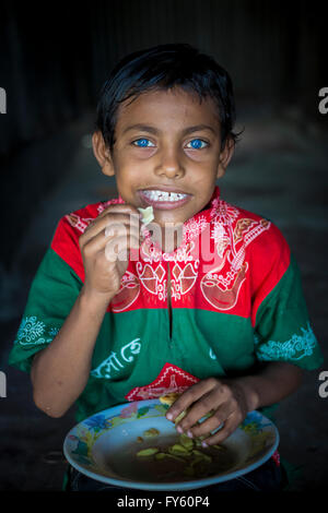 Dhaka, Bangladesh. 21th Apr, 2016. Rizvi 8 Years old, a child with rare blue eyes in Bangladesh.© Jahangir Alam Onuchcha/Alamy Live News Stock Photo