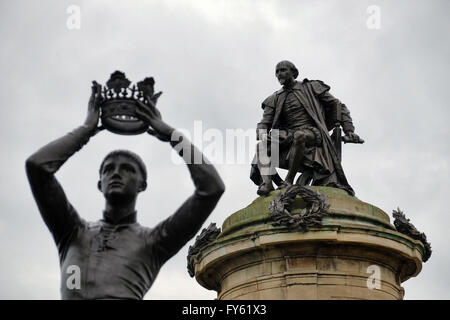 Stratford-upon-Avon, UK. 22th April, 2016. The statue of William Shakespeare near the RSC theatre at Stratford-upon-Avon, as the town prepares for tomorrows 400th anniversary of the death of the 'Bard of Avon' Credit:  Andrew Lockie/Alamy Live News Stock Photo