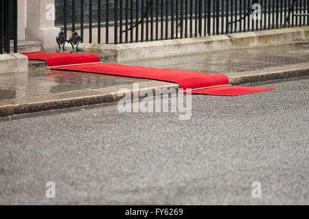 Downing Street, London, UK. 22nd April 2016. Red carpet is installed on a wet pavement outside No. 10 for the visit of US President Barack Obama. Credit:  Malcolm Park editorial/Alamy Live News. Stock Photo