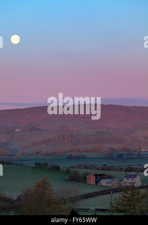 Flintshire, North Wales, UK.  UK Weather- Arctic air pushes south over the UK leaving frost overnight sunrise and setting moon over Clwydian Hills on what could be a beautiful day, Flintshire, North Wales, UK. Stock Photo