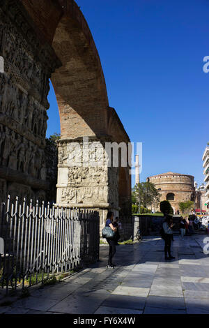 The arch of Galerious known as Kamara in Greek on Dimitris Gounaris str., and the Rotunda landmarks. Thessaloniki city, Greece. Stock Photo