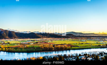 The fertile farmland of the Fraser Valley in British Columbia south of the Fraser River with Mount Baker, WA, in the distance Stock Photo