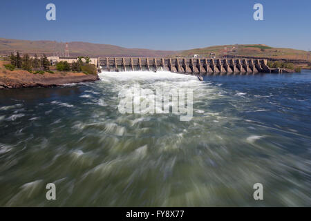 The Dalles Dam on spanning  Columbia River between Oregon and Washington States Stock Photo