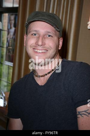 Parsippany, NJ, USA. 23rd Apr, 2016. Dustin Warburton in attendance for Chiller Theatre Toy, Model and Film Expo, Sheraton Parsippany, Parsippany, NJ April 23, 2016. Credit:  Derek Storm/Everett Collection/Alamy Live News Stock Photo