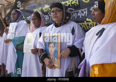 Savar, Bangladesh. 24th April, 2016. Bangladeshi activists and relatives of victims of the Rana Plaza building collapse take part in a protest march on the third anniversary of the disaster at the collapse site at Savar, near Dhaka, Bangladesh, April 24, 2016. In the 24th April 2013, the 8th stored Rana Plaza collapsed at Shavar, Dhaka. The Rana Plaza that has four garments, a bank, and commercial shops including electronics, clothes, collapsed in the morning around 8.30 AM, hour after garment workers were forced to join work. Credit:  ZUMA Press, Inc./Alamy Live News Stock Photo