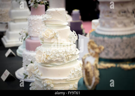 Decorative wedding cakes with edible flowers at Cake International – The Sugarcraft, Cake Decorating and Baking Show in London. Stock Photo