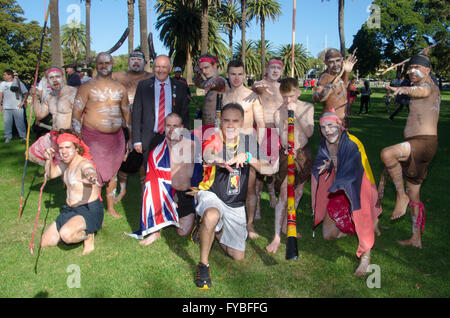 Sydney, Australia. 25 April 2016: Aboriginal servicemen and women were honoured on ANZAC Day in Redfern, Sydney. The service started at the Block in Redfern with a Welcome to Country then marched its way to Redfern Park for the Laying of Wreaths and the Remberance Ceremony. Credit:  mjmediabox /Alamy Live News Stock Photo