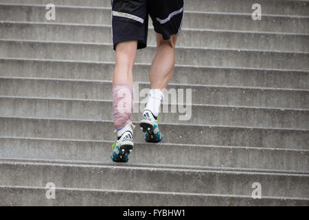 Hamburg, Germany. 18th Apr, 2016. Hamburg's Dennis Diekmeier leaves with a calf injury after a training session of German Bundesliga soccer club on the training grounds next to the Volksparkarena in Hamburg, Germany, 18 April 2016. Photo: CHRISTIAN CHARISIUS/dpa/Alamy Live News Stock Photo