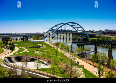 The Korean Veterans Blvd bridge and Cumberland Park in Nashville, Tennessee Stock Photo