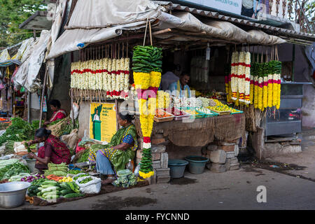 Indian market stall making flower garlands along the East Pondy Road, at Valavanur Stock Photo