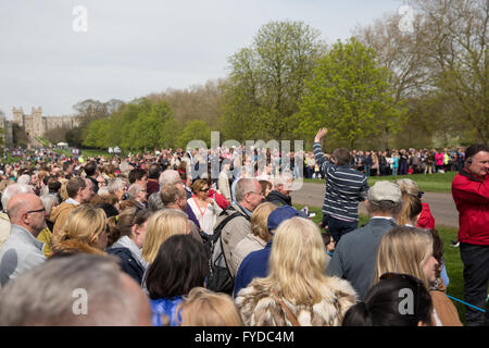 Windsor, UK. 21st April, 2016. Officials prepare for the 21-gun salute for the Queen's 90th birthday on the Long Walk. Stock Photo