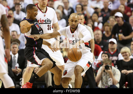 Portland, Oregon, USA. 25th April, 2016. April 25, 2016 - GERALD HENDERSON (9) fights for a loose ball. The Portland Trail Blazers hosted the Los Angeles Clippers at the Moda Center on April 25, 2016. Credit:  David Blair/ZUMA Wire/Alamy Live News Stock Photo