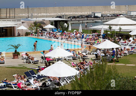 London UK. 26th April 2016. Hot day in the Lebanese capital Beirut as temperatures reach 27 degrees Celsius Credit:  amer ghazzal/Alamy Live News Stock Photo