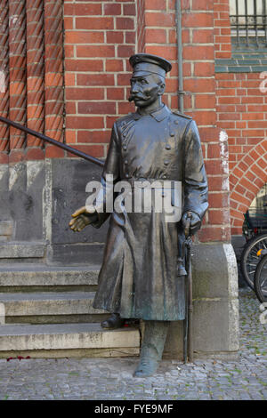 Statue, Hauptmann von Koepenick, Rathaus, Koepenick, Berlin Stock Photo ...