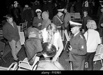 The police wakes fifty-one loafers early in the morning of 18 August 1967 in Hannover during a razzia. Stock Photo