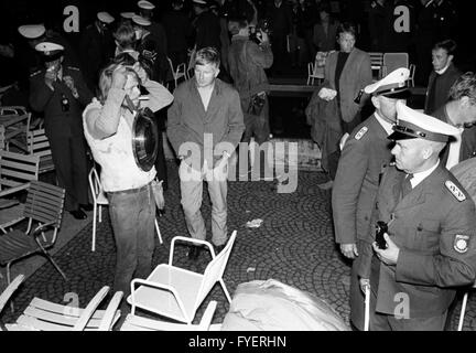 The police wakes fifty-one loafers early in the morning of 18 August 1967 in Hannover during a razzia. Stock Photo