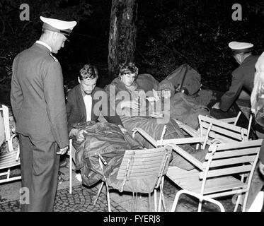 The police wakes fifty-one loafers early in the morning of 18 August 1967 in Hannover during a razzia. Stock Photo