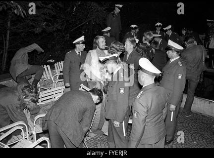 The police wakes fifty-one loafers early in the morning of 18 August 1967 in Hannover during a razzia. Stock Photo