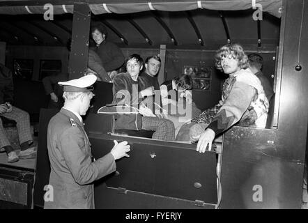 The police wakes fifty-one loafers early in the morning of 18 August 1967 in Hannover during a razzia. Stock Photo