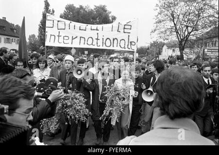 Daniel Cohn-Bendit (centre right, left of him a woman with flowers and to his right a man with megaphone) and students march towards the border checkpoint 'Goldene Bremm'. Daniel-Cohn Bendit's attempt to enter France across the border 'Goldene Bremm' near Saarbruecken despite a refusal of entry failed on 24 May 1968. Stock Photo