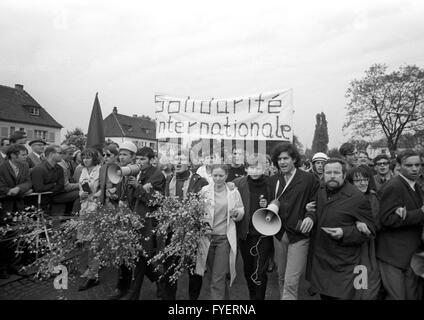 Daniel Cohn-Bendit (centre, to the left of the man with megaphone) and students march towards the border checkpoint 'Goldene Bremm'. Daniel-Cohn Bendit's attempt to enter France across the border 'Goldene Bremm' near Saarbruecken despite a refusal of entry failed on 24 May 1968. Stock Photo