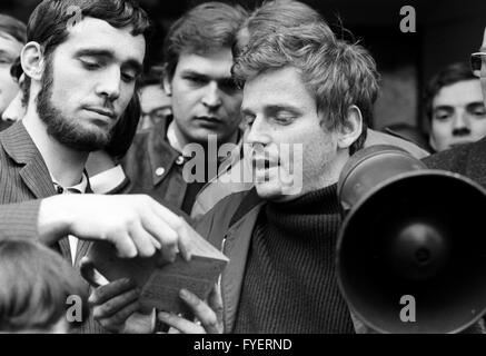 Daniel Cohn-Bendit at border checkpoint. Daniel-Cohn Bendit's attempt to enter France across the border 'Goldene Bremm' near Saarbruecken despite a refusal of entry failed on 24 May 1968. Stock Photo