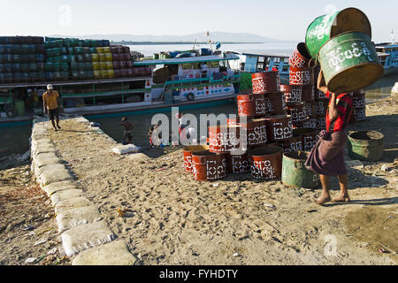 Loading of ships at Ayeyarwady River,Mandalay, Sha Stock Photo