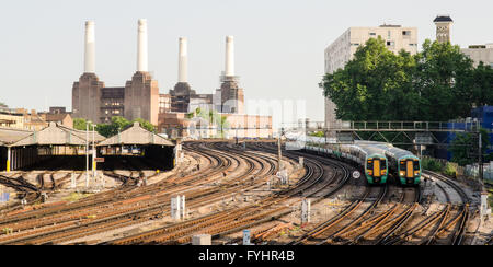 A pair of Southern Trains pass on the Grosvenor Curves outside Victoria Station. Stock Photo