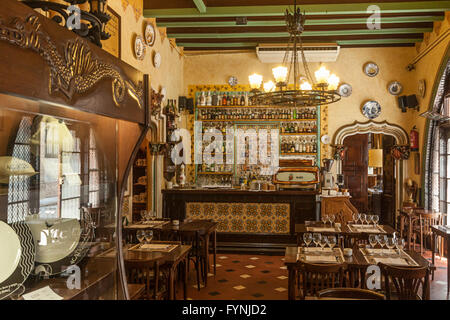 El Quatre Gats Old bodega interieur, Barri Gotic, Barcelona Stock Photo ...