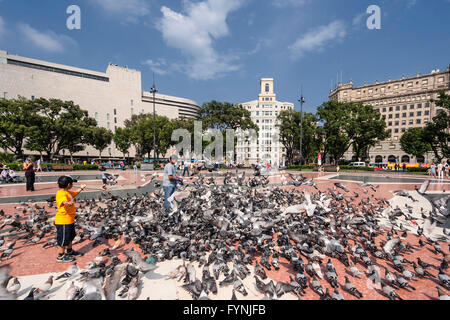 Plaza De Catalunya, Tourists with doves, Barcelona, Spain Stock Photo