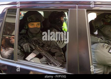 Counter Terrorist Specialist Firearms Officers in a Land Rover Discovery Stock Photo