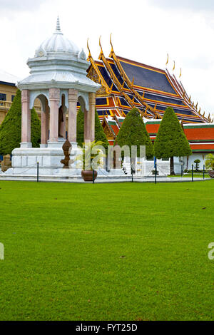 pavement gold    temple      bangkok  grass the temple Stock Photo