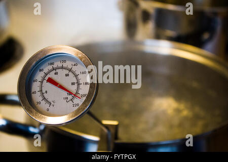 How to calibrate a thermometer in boiling water