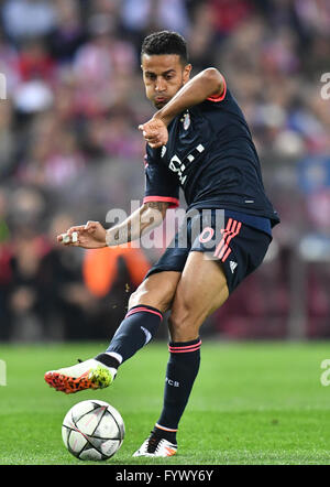 Madrid, Spain. 27th Apr, 2016. Munich's Thiago during the Champions League semi-final match between Atletico Madrid and Bayern Munich in Vicente Calderon Stadium in Madrid, Spain, 27 April 2016. Photo: PETER KNEFFEL/dpa/Alamy Live News Stock Photo